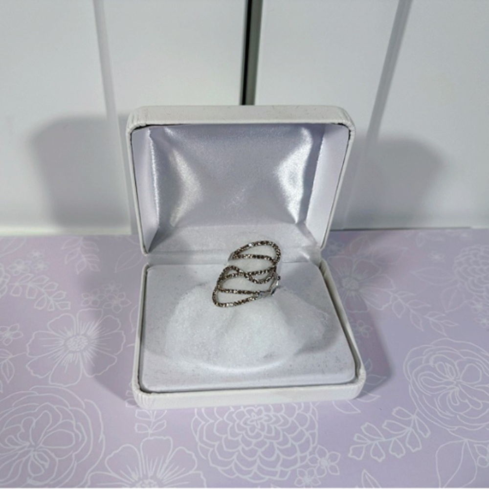 Elegant Women's silver diamond Ring size 7